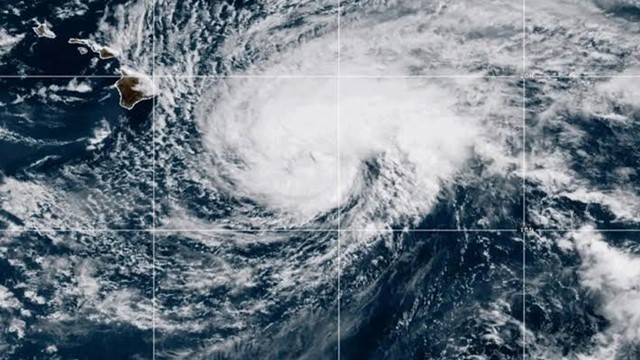 ভারী বৃষ্টি ও তীব্র বাতাস নিয়ে হাওয়াইয়ে আঘাত হানল হারিকেন ‘নোলো’